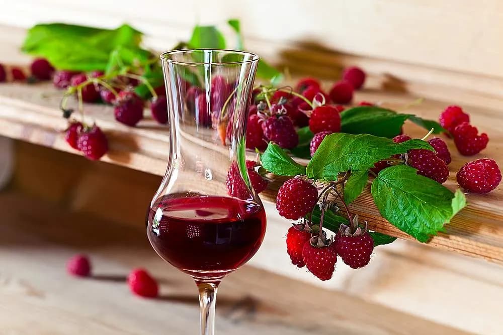 frambuesa y fresa en el vino