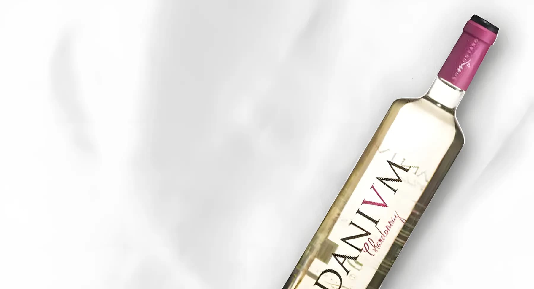 Botella de Danivm Chardonnay sobre lino blanco
