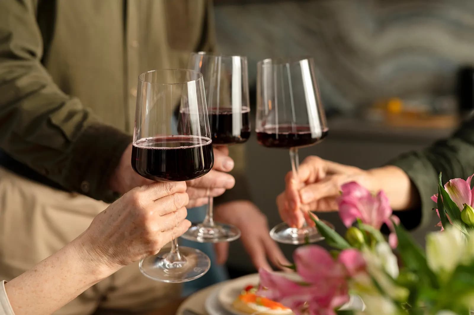 Brindis con copas de vino tinto