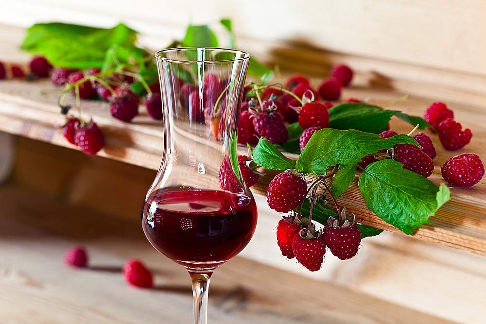 frambuesa y fresa en el vino